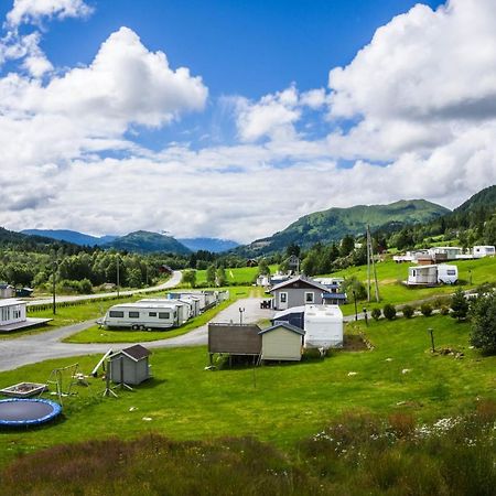 Smordal Hytteutleie Og Camping Hotel Nordfjordeid Eksteriør billede