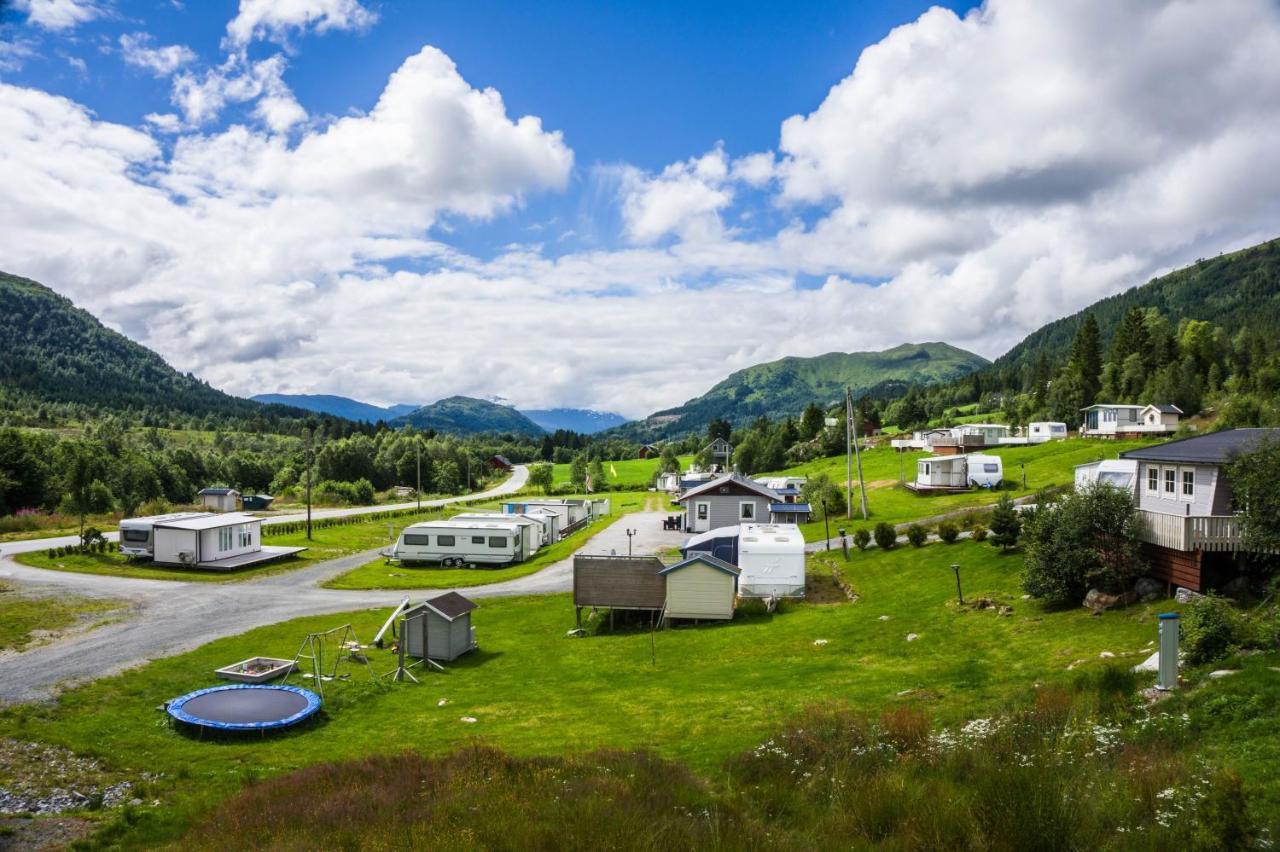Smordal Hytteutleie Og Camping Hotel Nordfjordeid Eksteriør billede